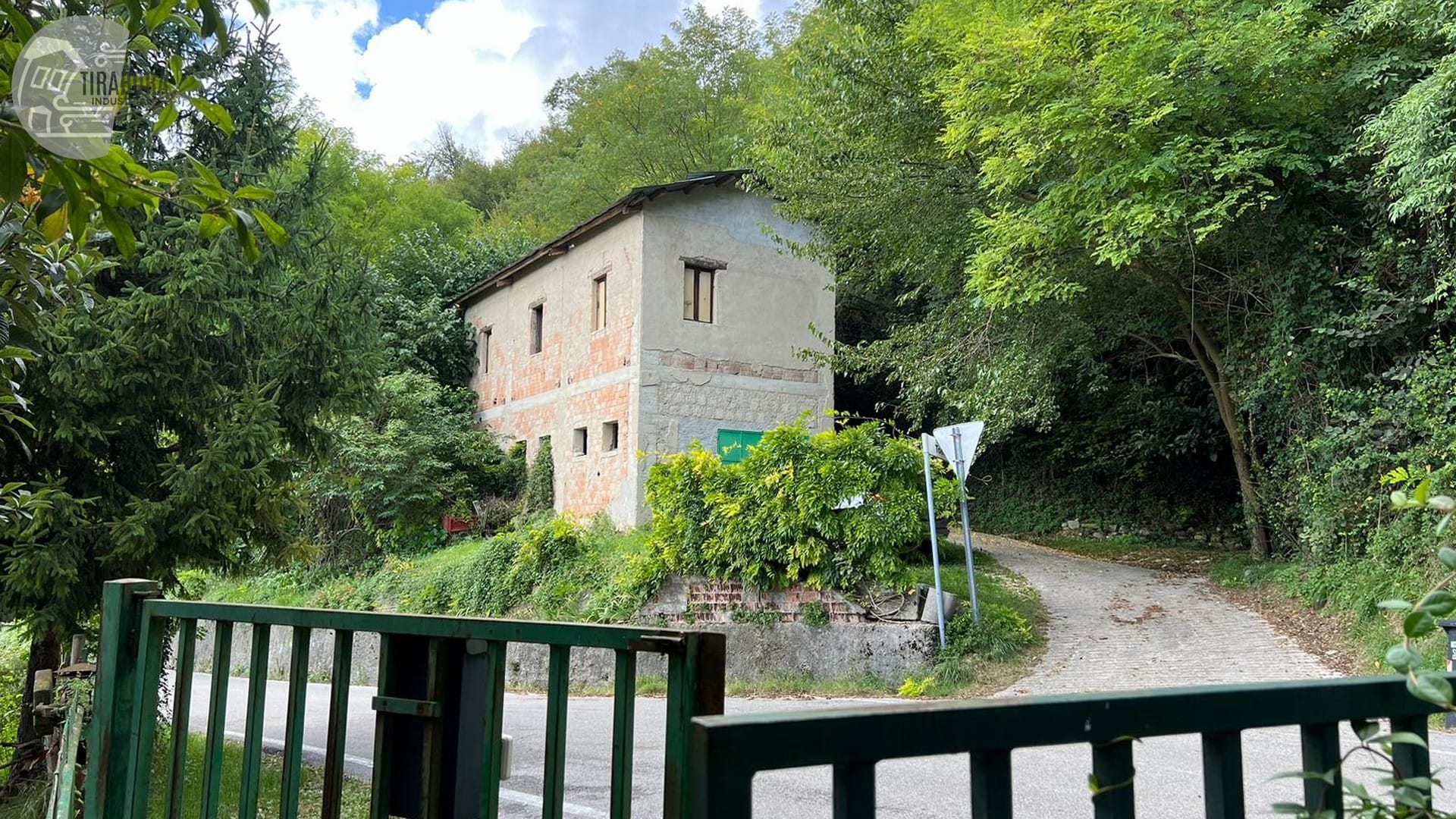 In vendita- fondo e fabbricato agricolo-Via S. Lorenzo-- Vittorio Veneto